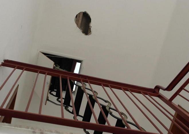 Sfonda il soffitto: salvato