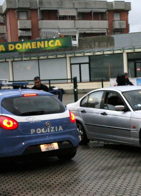 Stanno meglio i poliziotti feriti, caccia allo spacciatore