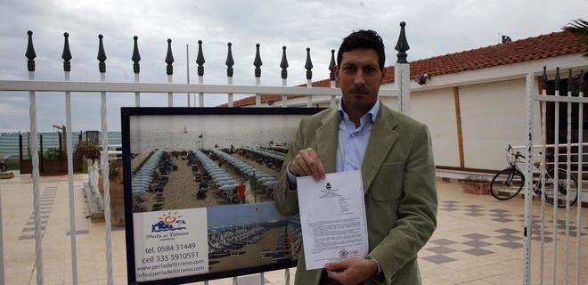«Non potete aprire» E i bagni si ribellano 