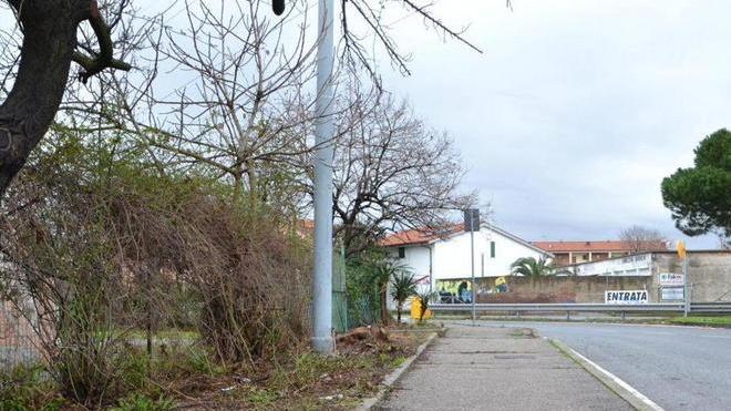 Marciapiede pulito dopo la denuncia al nostro giornale
