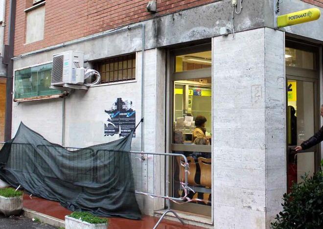 Transenne e vetri rotti accanto alle poste