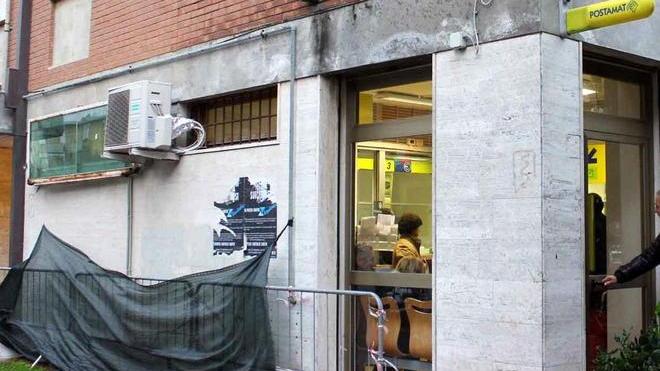 Transenne e vetri rotti accanto alle poste