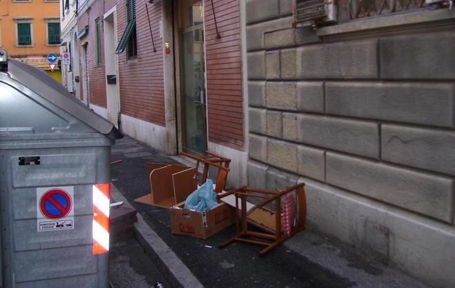 «Poco senso civico da alcuni residenti di via Pietro Paoli»