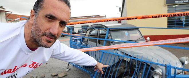 Passa un gatto, auto contro il cancello di un locale