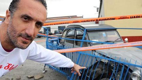 Passa un gatto, auto contro il cancello di un locale