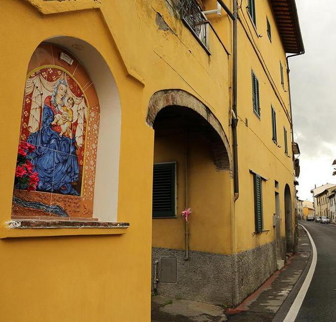 Ceramista dona una Madonna alla sua frazione 