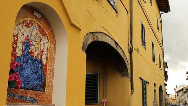 Ceramista dona una Madonna alla sua frazione