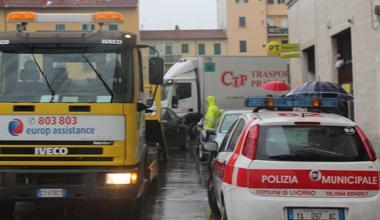 Camion bloccato fra le auto in sosta, traffico in tilt - Foto 