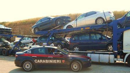 Senza reddito ma con 37 auto, veicoli confiscati dopo un’indagine dei carabinieri