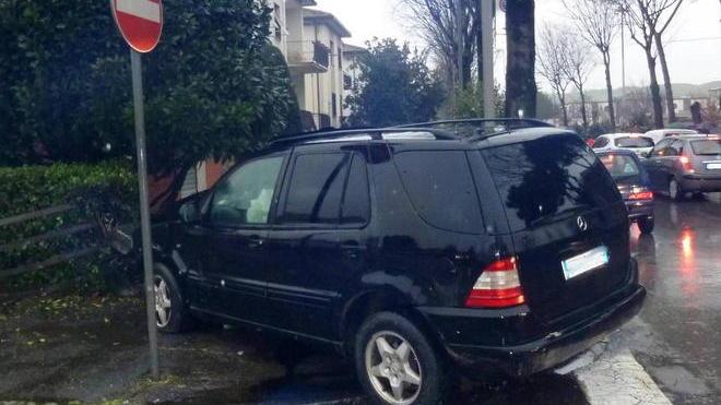 Carambola tra tre auto vicino alla scuola di Castelfiorentino: due feriti