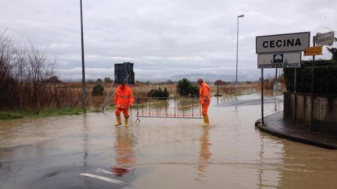 Dopo la piena della notte, il fiume Cecina torna alla normalità. Riaperto il ponte di Marina, domani (mercoledì) i ragazzi tornano a scuola