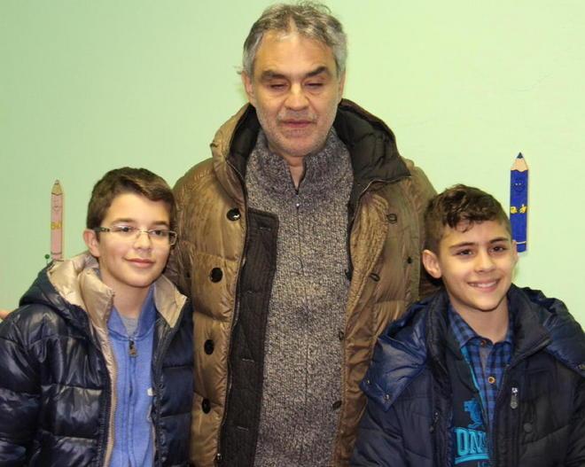 Bocelli canta l’inno di Mameli per inaugurare l’asilo della parrocchia 