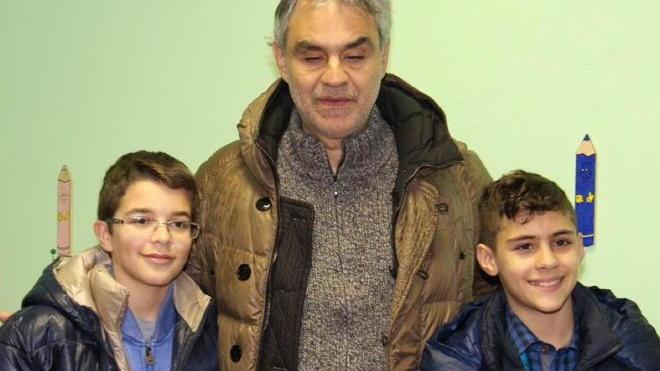 Bocelli canta l’inno di Mameli per inaugurare l’asilo della parrocchia