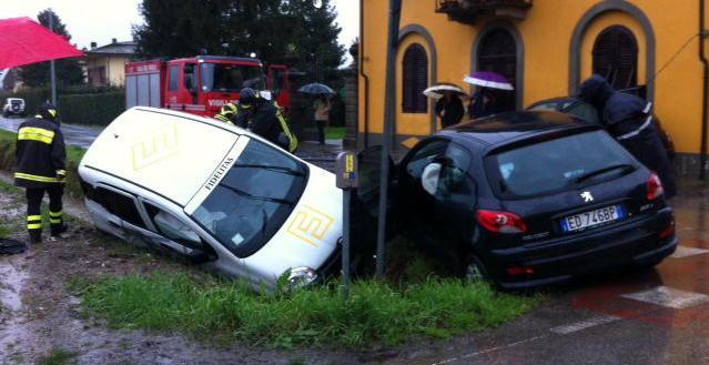 Scontro all’incrocio, due donne in ospedale 