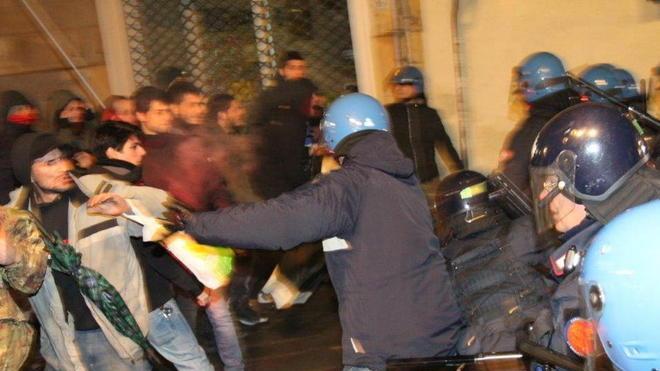 Scontri tra estremisti, volano le manganellate