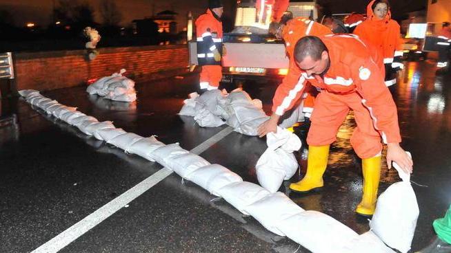 È allerta meteo, pronti i sacchi di sabbia