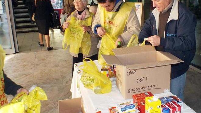 Pacchi di alimenti per le famiglie in stato di bisogno