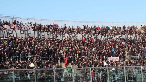 Curve rivali in tutto, unite contro Spinelli