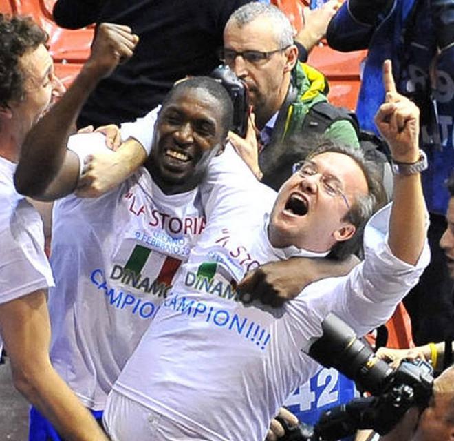 E per due ore stop alla campagna elettorale 