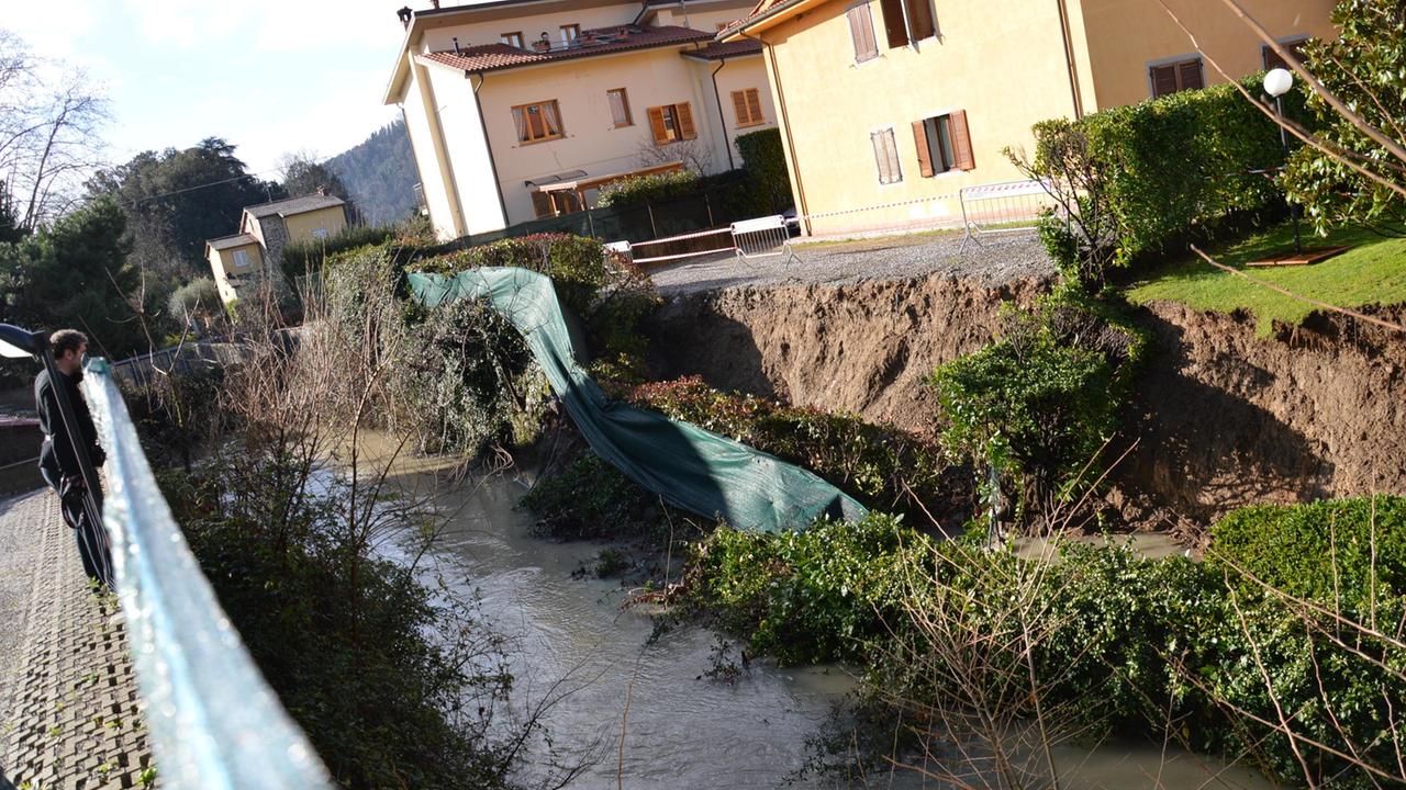 Cede il muro di un parcheggio Danni a quattro auto, nessun ferito