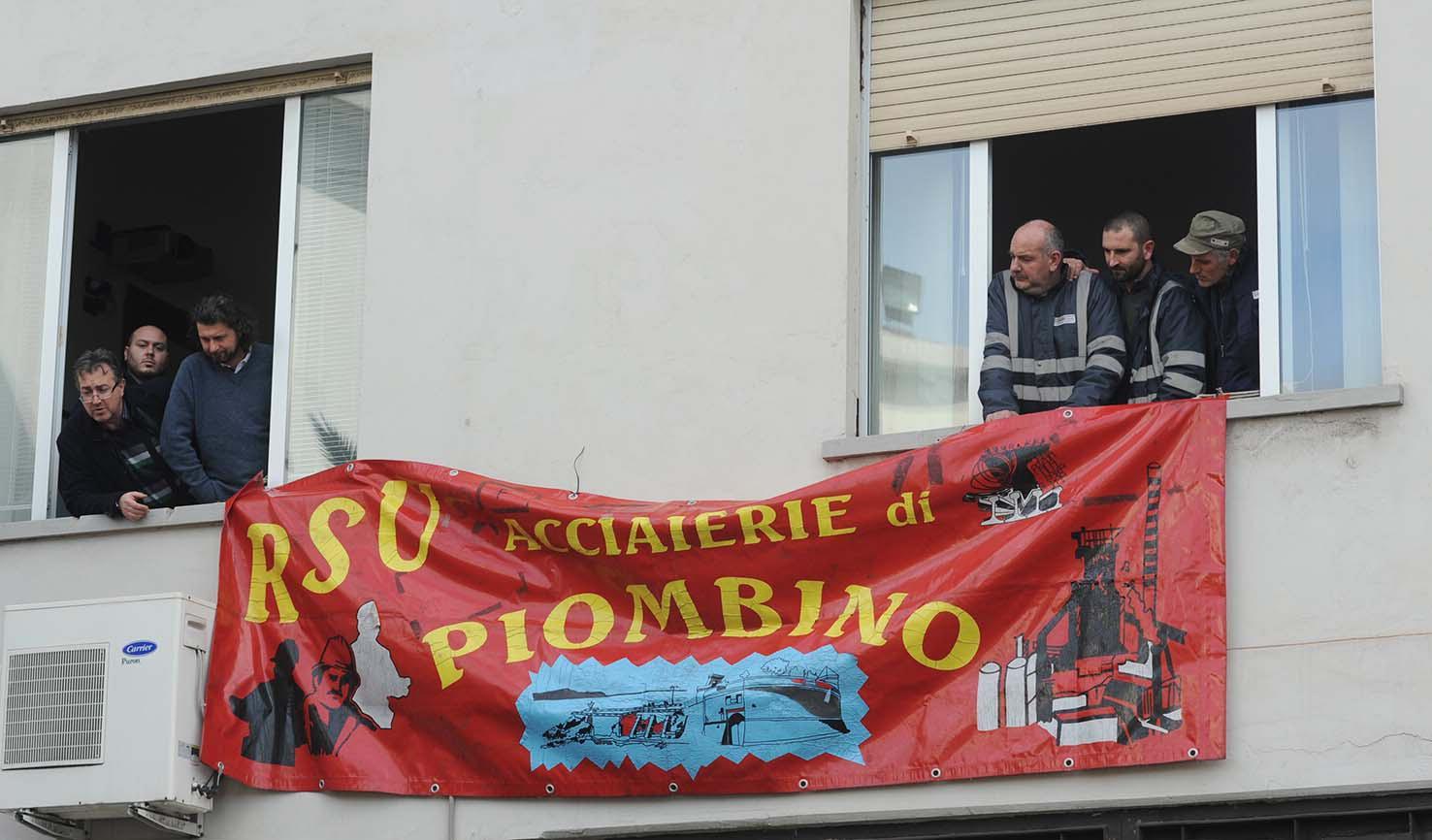 Aria tesa alla Lucchini, i lavoratori occupano la direzione 