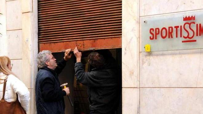 Il negozio Sportissimo sfrattato: il fondo torna al Comune