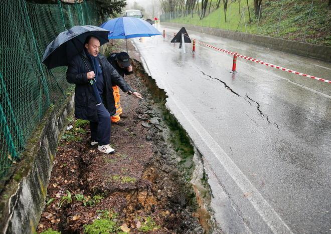 Sottopassi impraticabili e strade chiuse in collina