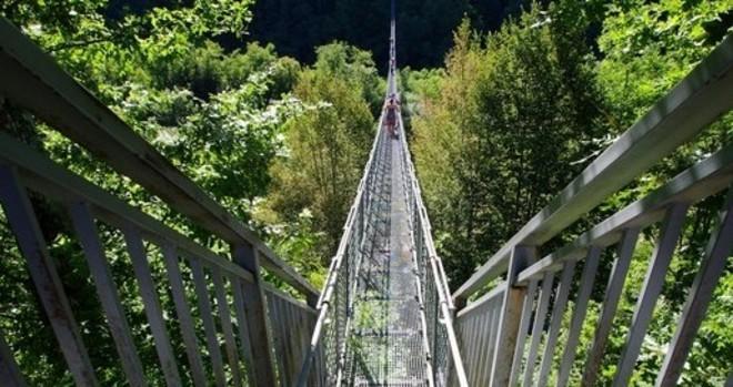 Si uccide gettandosi dal Ponte sospeso 