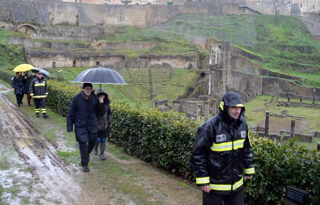 Sopralluogo al Teatro Romano «Non possiamo rischiare crolli»