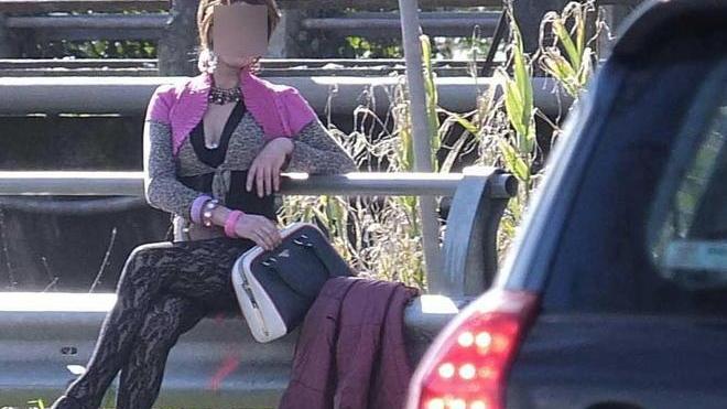 Per prostituirsi va pagato il pizzo a una transessuale