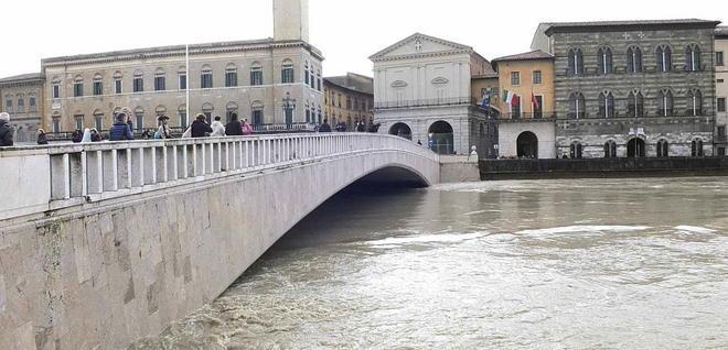 Arno, si attende la piena ma le scuole sono aperte 
