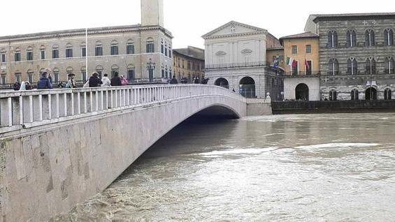 Arno, si attende la piena ma le scuole sono aperte