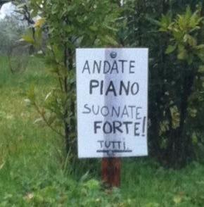Cartello fai-da-te avverte gli automobilisti dei pericoli