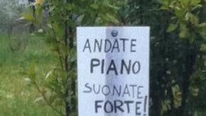 Cartello fai-da-te avverte gli automobilisti dei pericoli