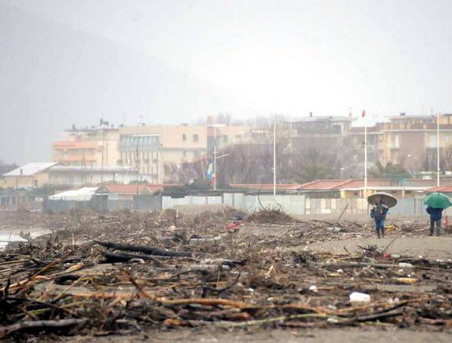 Sulla spiaggia un disastro infinito 