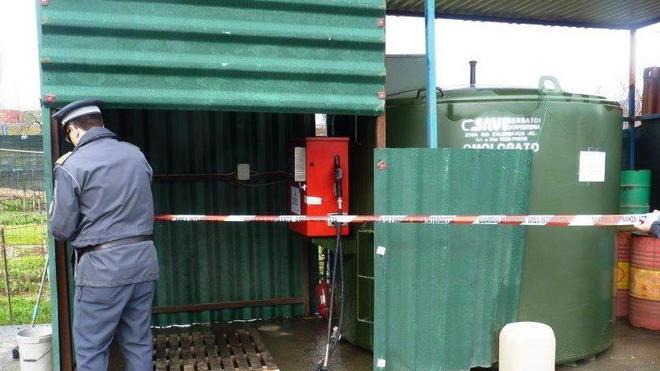 Fiume illegale di gasolio nell’autoparco