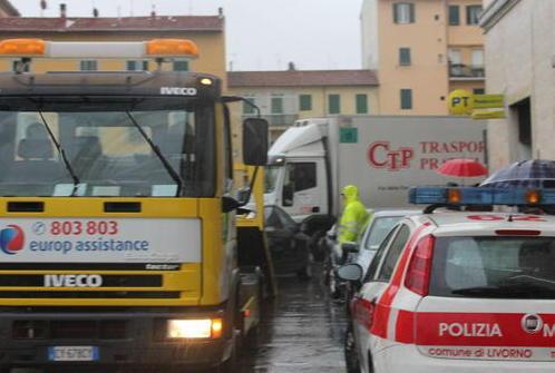 Camion incastrato fra le auto Traffico in tilt sugli Scali Bettarini