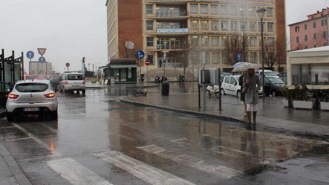 Studentessa travolta da auto sulle strisce 