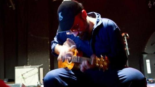 Il ritorno di Violetta con l’ukulele di Jontom
