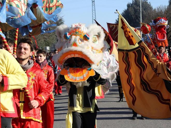 Danzatori, tamburi e il Dragone: le sfilate del Capodanno cinese a Prato 