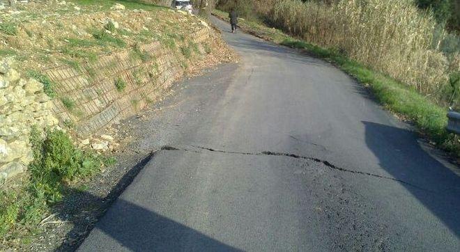 Frana in via Cicignano a Montemurlo, strada bloccata 