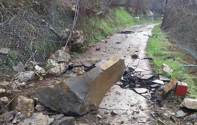 Caduti alcuni massi sulla pista ciclabile 