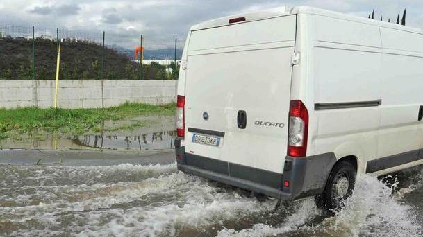 La strada dell’obitorio diventa un torrente