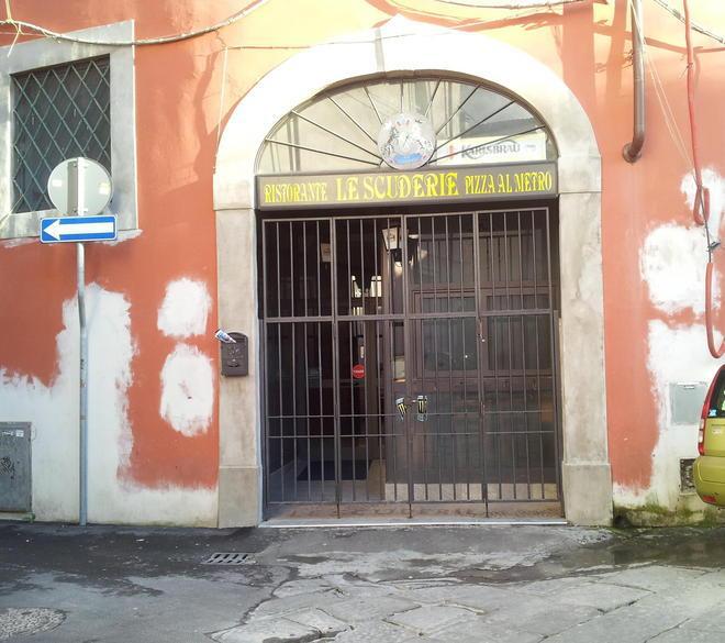 Una pozza d’acqua impedisce ai clienti di entrare nel ristorante 