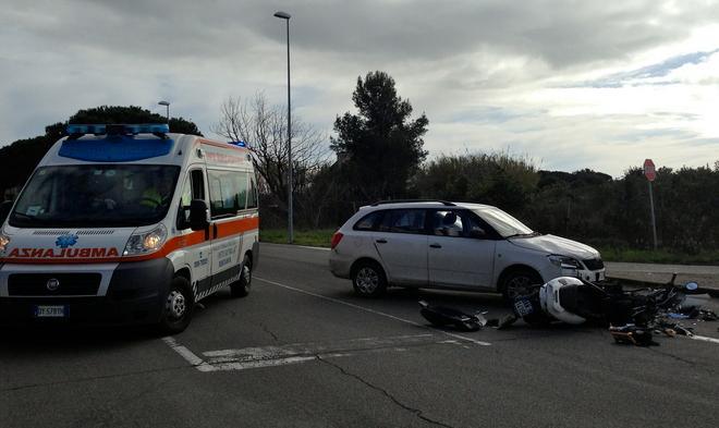 Scontro frontale, scooterista ferito
