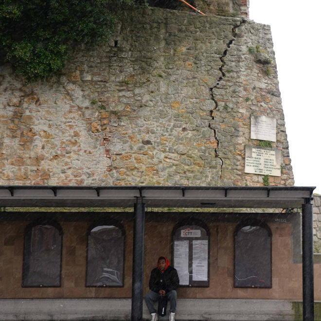 Oggi e 4 anni fa: come è cresciuta la crepa sul muro del parco
