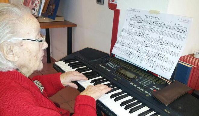 A cento anni suona il pianoforte