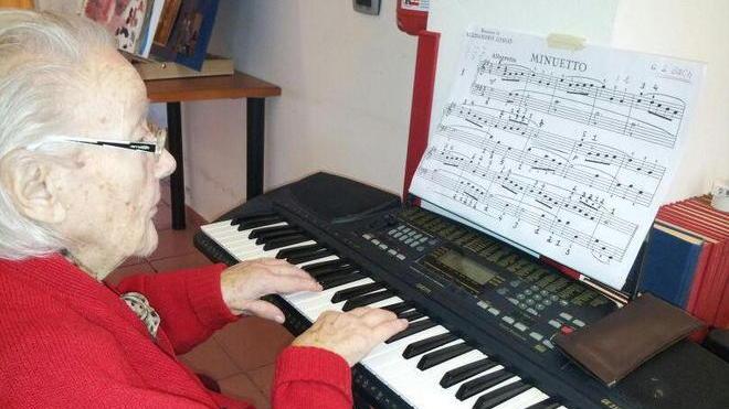 A cento anni suona il pianoforte