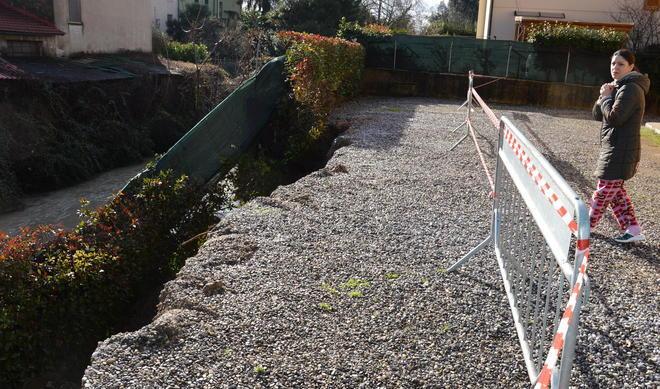 Cede muro del parcheggio due auto cadono nel fosso 