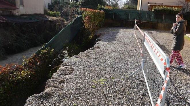 Cede muro del parcheggio due auto cadono nel fosso